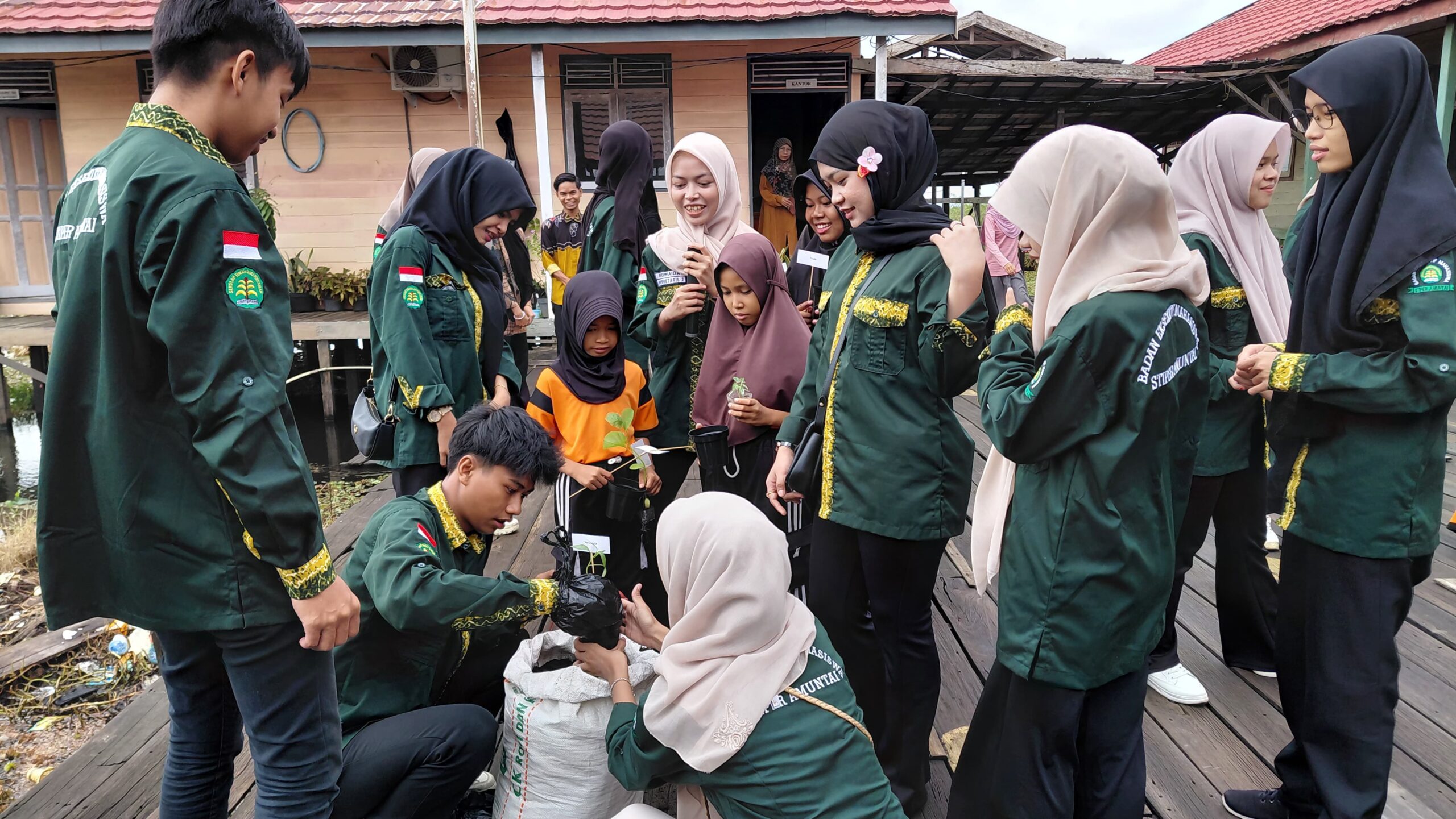 Praktik Menanam Pohon & Cinta Lingkungan