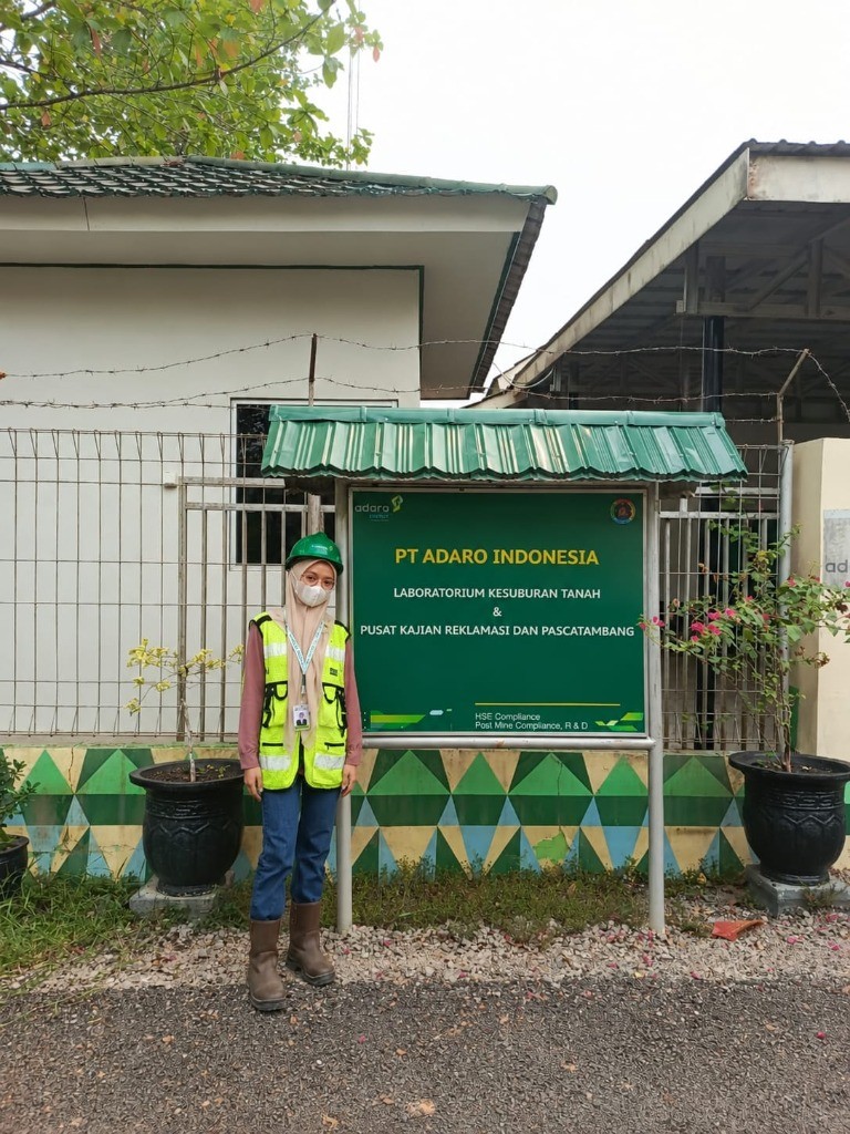 Nuria Maulida mahasiswi STIPER Amuntai magang di Laboratorium Kesuburan Tanah PT Adaro Indonesia